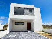 Hermosa Casa en Venta en Juriquilla, en Privada, Queretaro