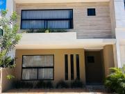 HERMOSA CASA EN VENTA EN RESIDENCIAL ARBOLADA CON ROOF...