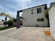 Hermosa casa en venta en Senderos, frente a área verde y...