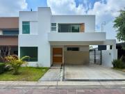 Hermosa Casa en Venta en Valle Real. Zapopan, San Arturo