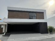 Hermosa casa en venta! Las Esmeraldas