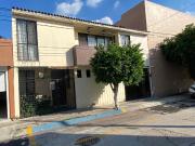 Hermosa casa en venta para remodelar con excelente... Hermosa casa en venta para remodelar con excelente...