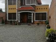 hermosa casa en venta sector yanuncay av primero de mayo...