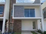 ! Hermosa casa en venta semi nueva en fraccionamiento...