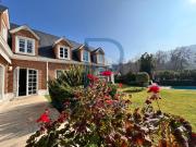 HERMOSA CASA ESTILO GEORGIAN CON JARDÍN