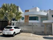 Hermosa casa estilo minimalista con caseta de...