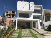 HERMOSA CASA ESTILO MINIMALISTA EN ZONA ESMERALDA