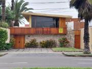 Hermosa casa frente al Country Club de Villa