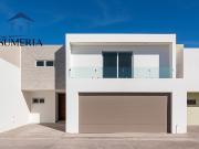 Hermosa casa nueva en Cordilleras frente a parque