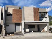 Hermosa casa nueva en zona Carretera Nacional Fracc. Privado