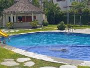 Hermosa casa semi nueva con terraza y vista a la piscina