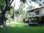 HERMOSA CASA SOLA CON ALBERCA EN FRACCIONAMIENTO UBICADO...