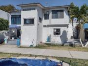 HERMOSA CASA SOLA CON PROPIO JARDIN OPORTUNIDAD!