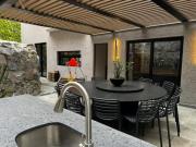 Hermosa casa totalmente remodelada dentro coto frente a...