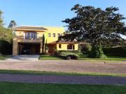 Hermosa casa ubicada dentro de Urbanización pequeña y...