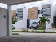 | Hermosa casa ubicada en privada en zona norte |