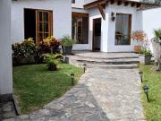 HERMOSA CASITA RODEADA DE HERMOSO JARDIN