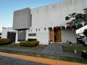 Hermosa, dentro de coto amplia, en esquina y frente área...