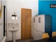 Hermosa habitación con escritorio en un apartamento de...