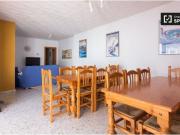 Hermosa habitación con escritorio en un apartamento de...