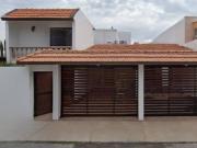 HERMOSA PROPIEDAD DE DOS NIVELES CERCA DE AVENIDAS...