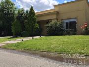 Hermosa propiedad en una planta con piscina en Barrio...