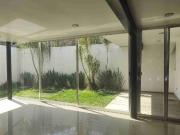 HERMOSA RESIDENCIA. 3 RECS CON BAÑO. EN PRIVADA