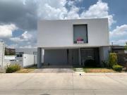 Hermosa residencia al sur de la ciudad en los robles...