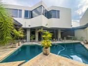 Hermosa residencia con alberca en venta en Jardines de...