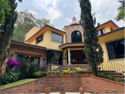 Hermosa residencia con gran jardín plano, en venta