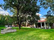 hermosa residencia con jardín plano y salón de juegos En...