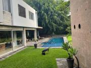 Hermosa residencia construida en dos lotes con los...