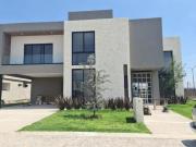Hermosa Residencia en El Campanario, Diseño de Autor, Rodea