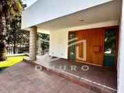 Hermosa Residencia en esquina con Doble Jardín y Salón...