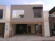 Hermosa residencia en privada con alberca, juegos y...