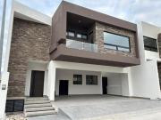 HERMOSA RESIDENCIA EN VENTA EN BOSQUES DE LAS MISIONES