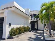 Hermosa Residencia en Venta en El Cid, con alberca...