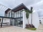 Hermosa vivienda con piscina dentro de urb. privada al...