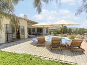 Hermosa y amplia casa en primera línea, con salida...