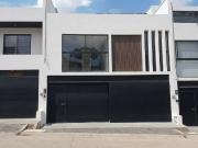 Hermosa y amplia casa en renta