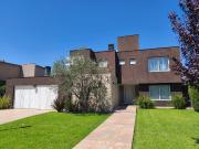 Hermosa y amplia casa en venta en b privado villa...