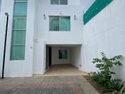 Hermosa y en buen estado Casa de 3 pisos súper céntrica...