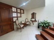 HERMOSA Y TRADICIONAL CASA CON AMPLIO JARDÍN EN VENTA EN...