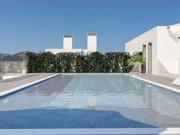 Hermoso ático de tres dormitorios en Estepona con plaza...