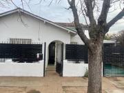 Hermoso chalet 3 ambientes para actualizar con cochera y...