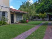 Hermoso chalet con amplio jardín, piscina y quincho en...