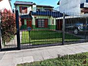 HERMOSO CHALET DE 5 AMBIENTES CON GRAN PARQUE EN BARRIO...