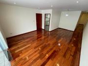Hermoso departamento en primer piso frente a parque con...