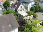 Herrenhaus mit Arztpraxis und Schwimmhalle an...