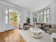 HERRLICHE ALTBAUMIETE MIT BALKON IM COTTAGEVIERTEL